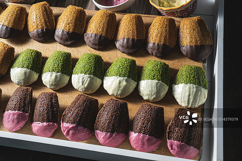 自制玛德琳蛋糕，巧克力、抹茶、开心果和杏仁口味，融化的巧克力图片素材