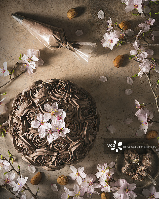 松露杏仁蛋糕配巧克力奶油花和杏仁花图片素材