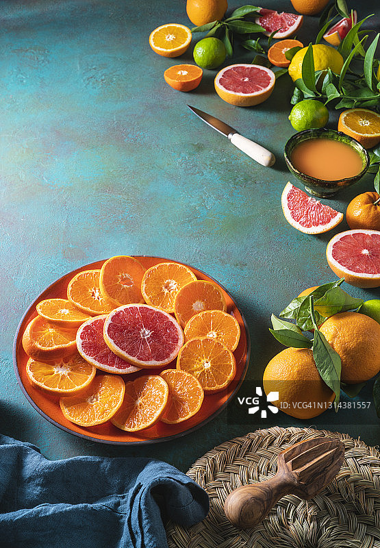 柑橘水果拼盘：橙子、柠檬、橘子和葡萄柚叶图片素材