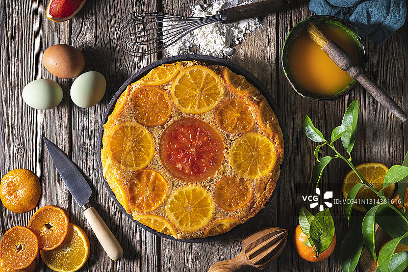 橙色柑橘倒置蛋糕与配料图片素材