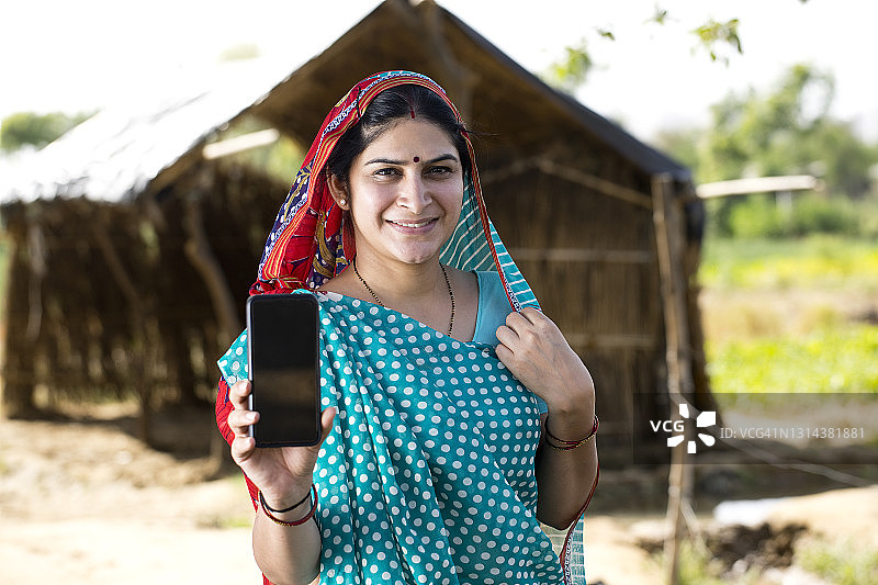 展示手机的印度女人图片素材
