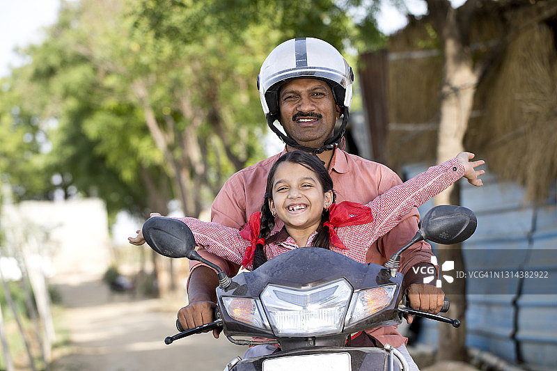 兴奋女儿和父亲骑摩托车图片素材
