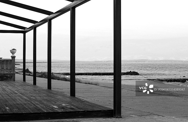 海边空旷餐厅的黑白摄影图片素材