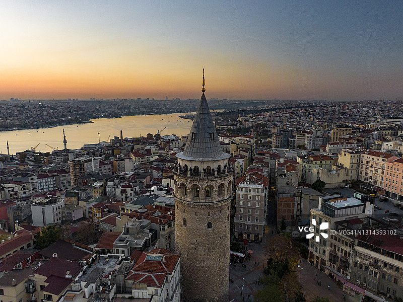 加拉太塔与金角湾鸟瞰图，伊斯坦布尔城市鸟瞰图图片素材
