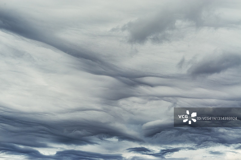 层积云笼罩着美丽的 landscape 山脉图片素材