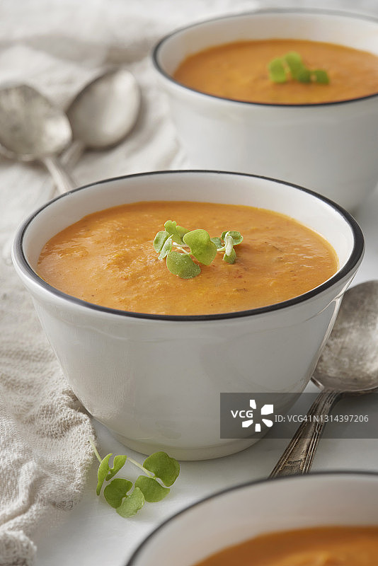 烤番茄罗勒浓汤图片素材