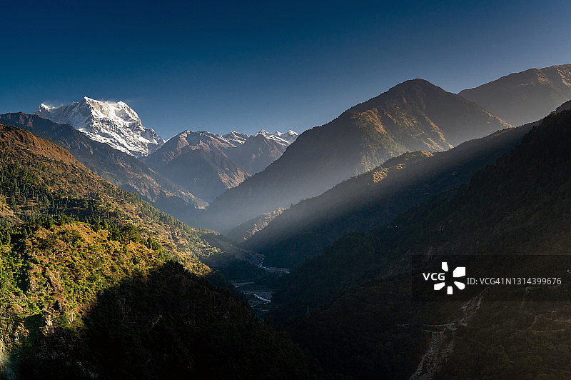 从北阿坎德邦特里乌吉村看到的乔坎巴山日出图片素材