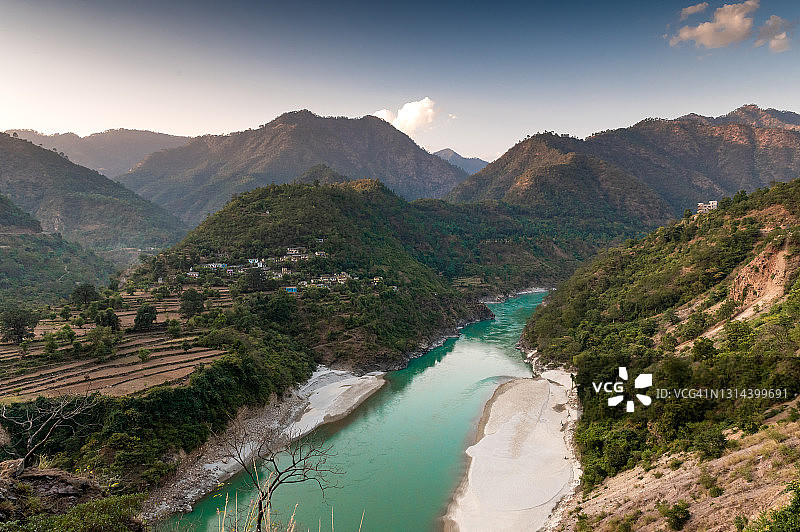 北阿坎德邦斯利那加附近阿拉克南达河的日落美景图片素材