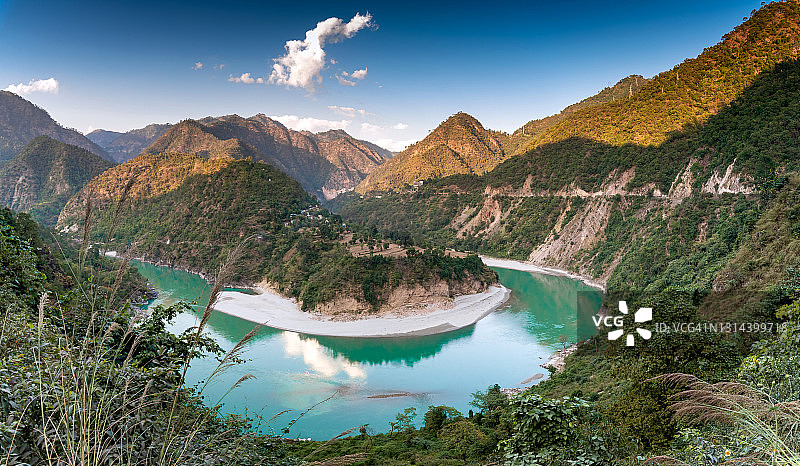 印度北阿坎德邦阿拉克南达河马蹄湾全景，恒河支流图片素材