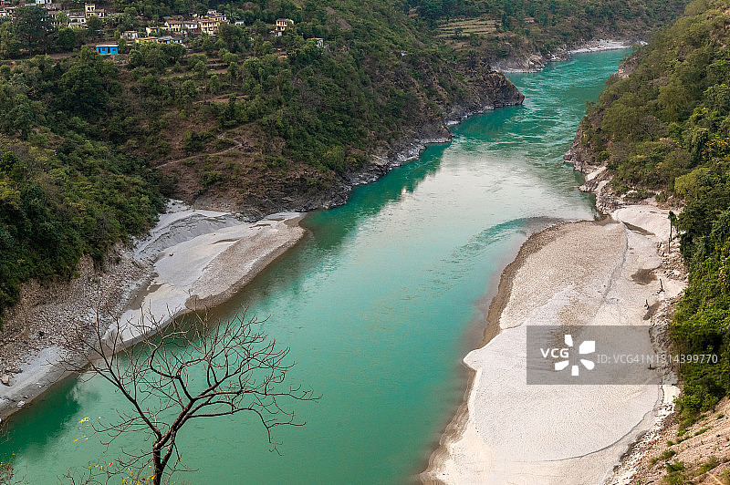斯利那加附近的喜马拉雅村庄和蜿蜒的阿拉克南达河图片素材