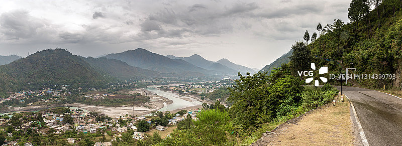 印度北阿坎德邦云雾缭绕的恒河与瑞诗凯诗全景图片素材