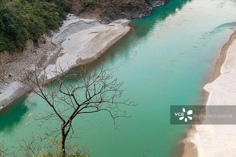 北阿坎德邦斯利那加附近蜿蜒的阿拉克南达河的蓝绿色图片素材