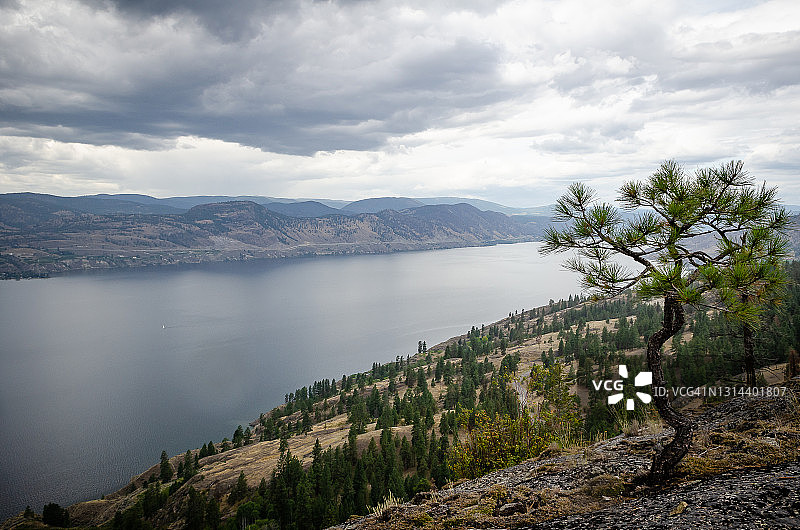 阴天夏日：奥卡诺根湖及云层倒影图片素材