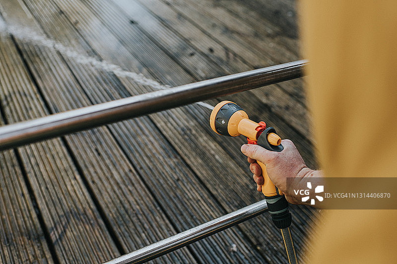 高压清洗木制甲板图片素材