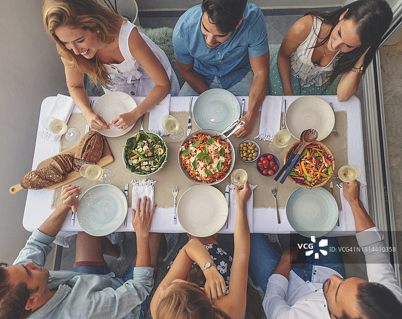 一群人准备享用晚餐图片素材