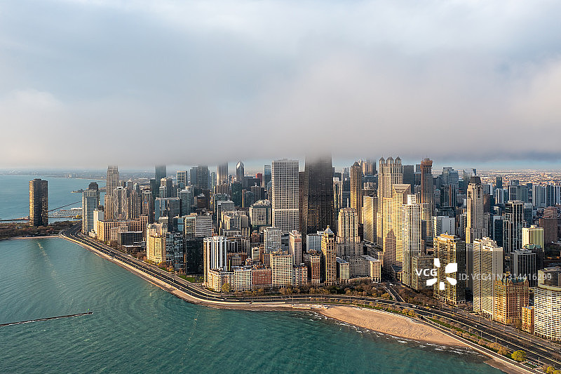 芝加哥天际线与低云航拍图片素材