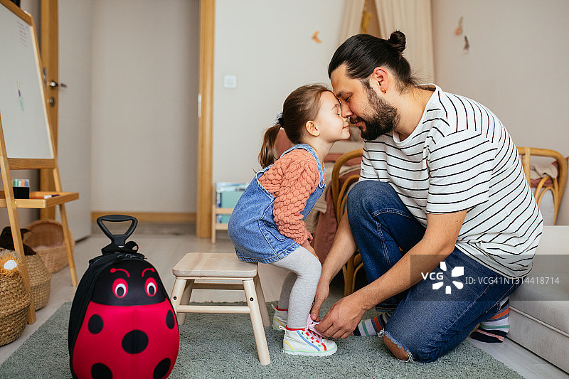爸爸的女儿准备上学图片素材