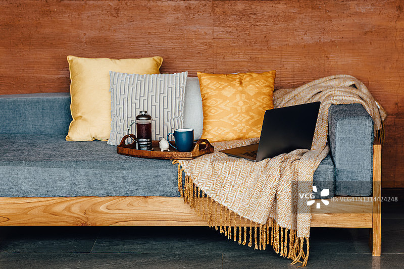 灰色沙发上的茶饮图片素材