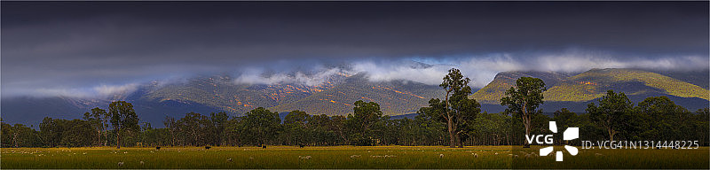 维多利亚州莫伊斯顿附近的格兰屏山脉观景点图片素材