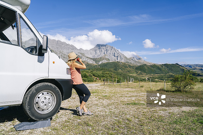 女人靠在房车上喝咖啡图片素材
