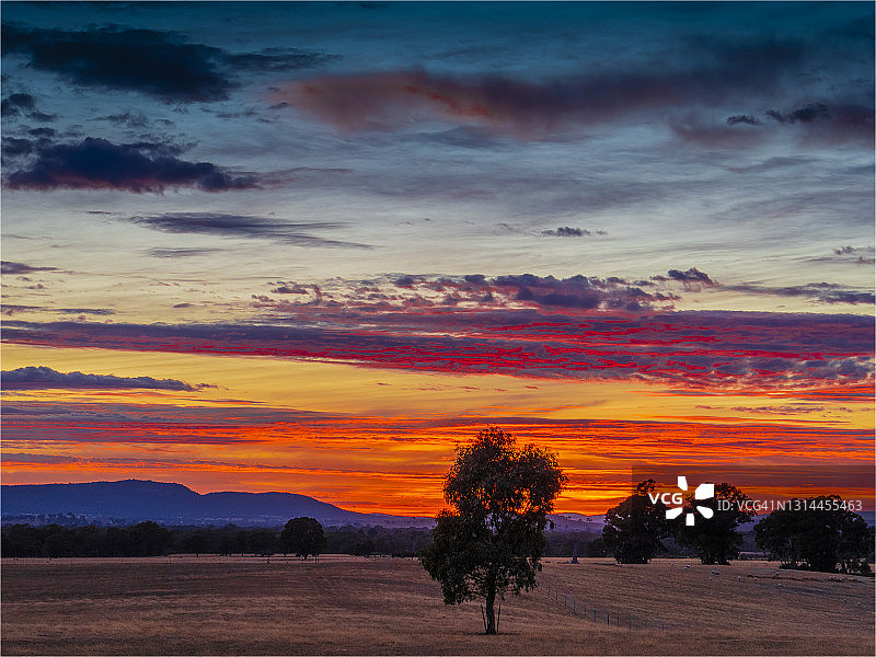 格兰屏国家公园波莫纳的黎明天空，靠近维多利亚霍尔峡谷图片素材
