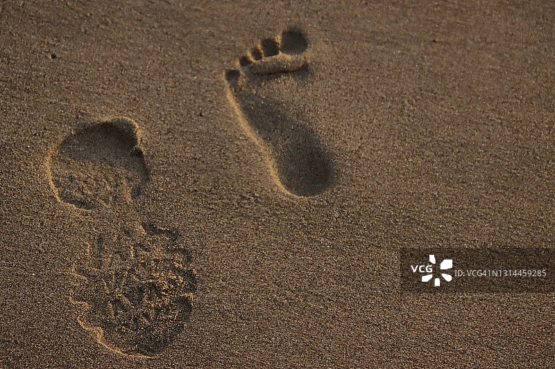 沙滩上的鞋印和脚印图片素材