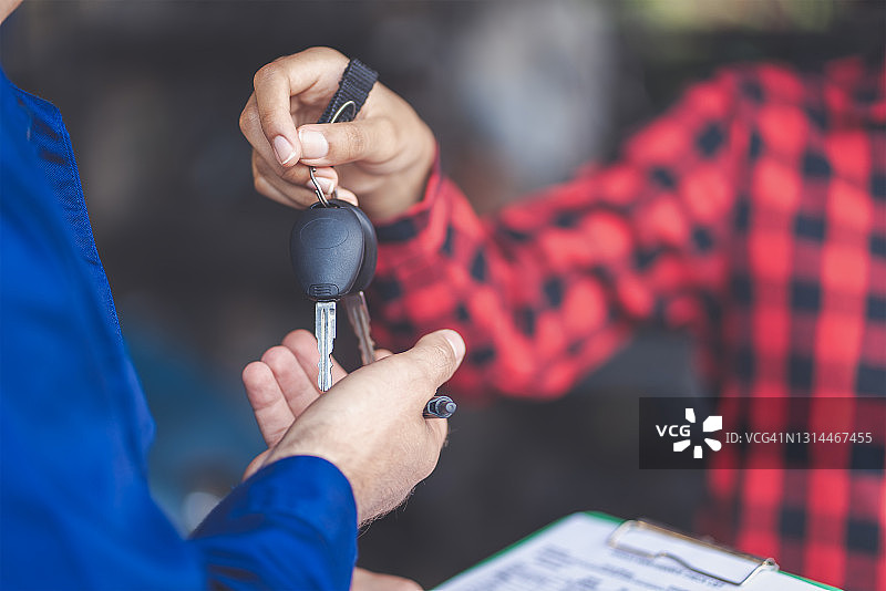 车主收到汽车钥匙图片素材