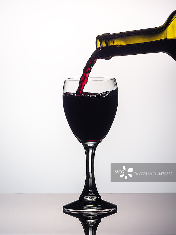 白色背景上的红酒杯和酒瓶图片素材