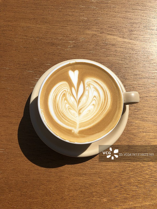 用智能手机相机从正上方拍摄的拿铁桌面照片图片素材