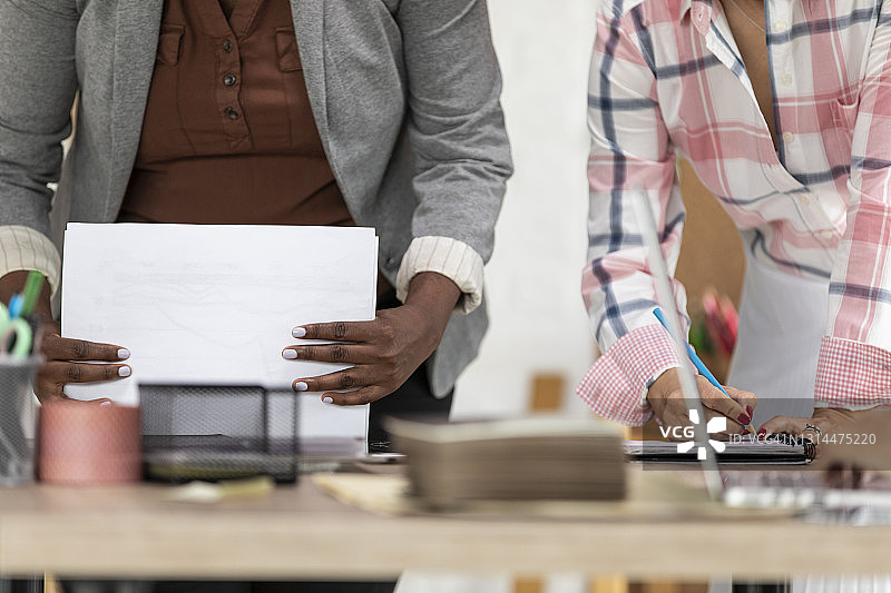 两名无法辨认的女商人参加商务会议图片素材