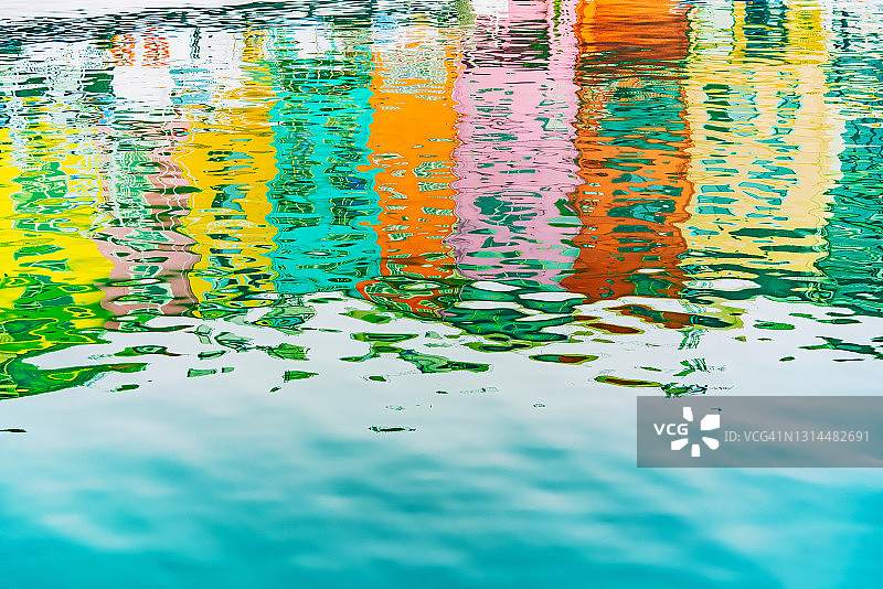 水面上的彩色房屋倒影图片素材