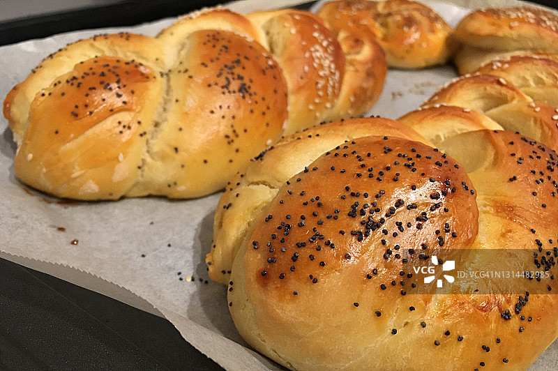 为安息日新鲜出炉的两个犹太奶油面包图片素材