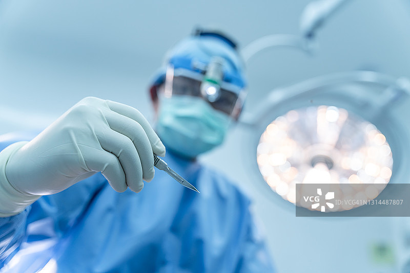 外科医生手持手术刀特写图片素材
