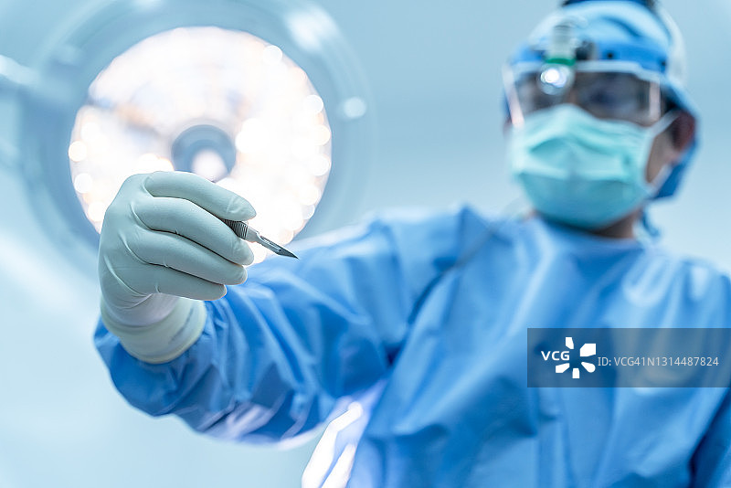 外科医生手持手术刀特写图片素材