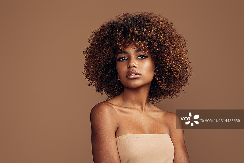 漂亮的卷发女孩图片素材