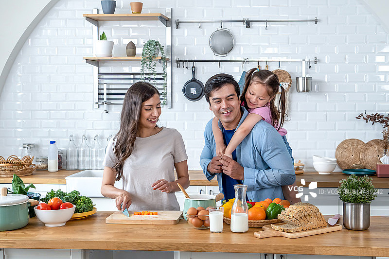 厨房里的幸福家庭图片素材