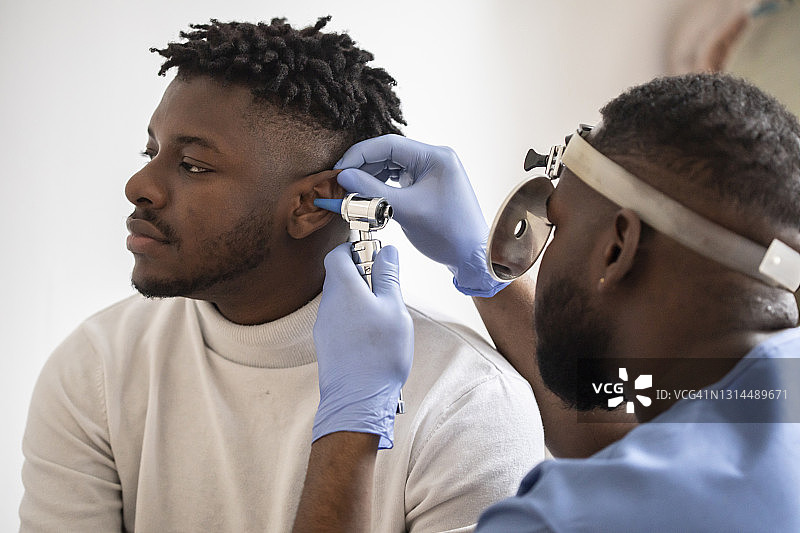 医务人员正在检查病人的耳朵图片素材