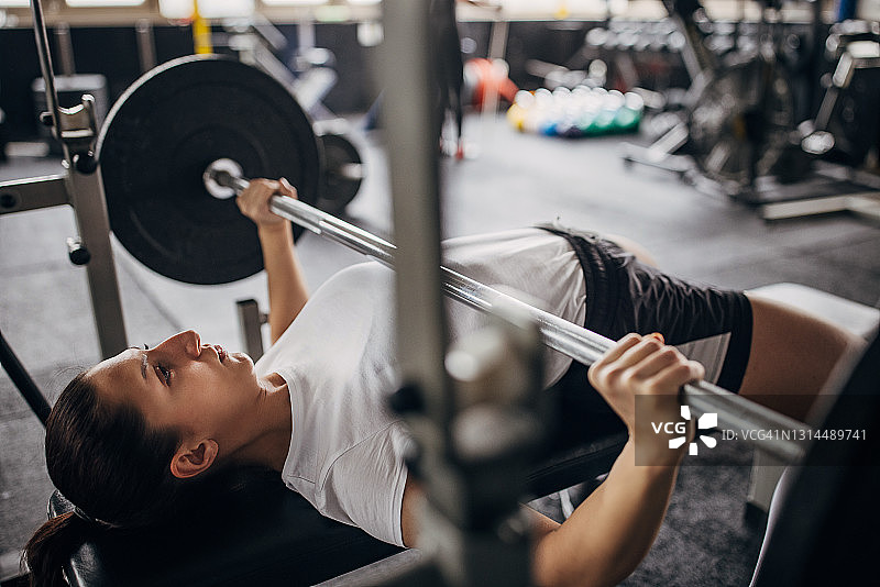 卧推训练图片素材
