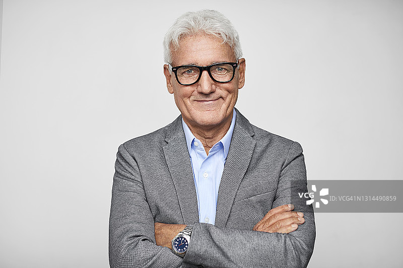 自信拉丁裔商人在灰色背景下图片素材