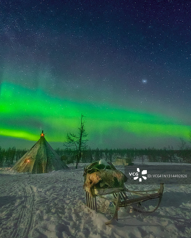 俄罗斯亚马尔半岛驯鹿牧民营地上空的北极光图片素材