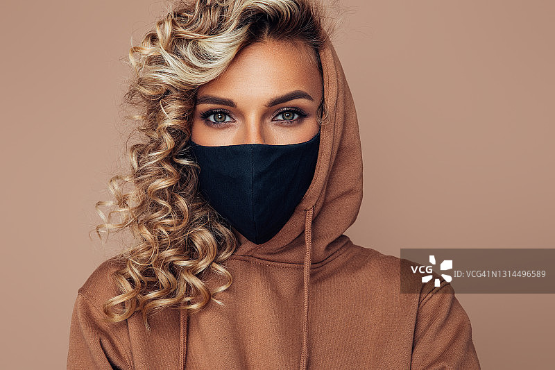 戴着黑色防护面罩的女孩图片素材