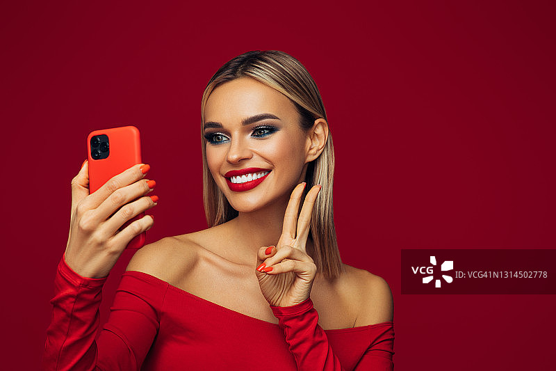 使用智能手机的美女图片素材