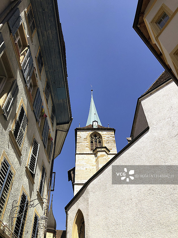 瑞士比尔老城区圣贝努瓦瑞士归正城市教堂的高处图片素材