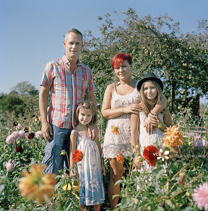 一家人在菜园里图片素材