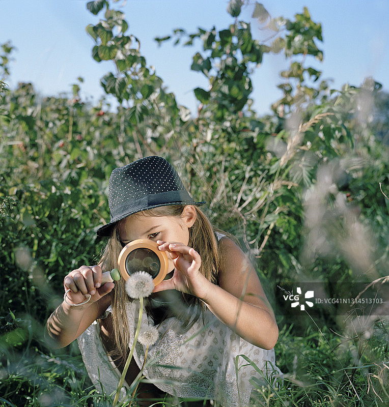 在花园里探索的年轻女孩图片素材