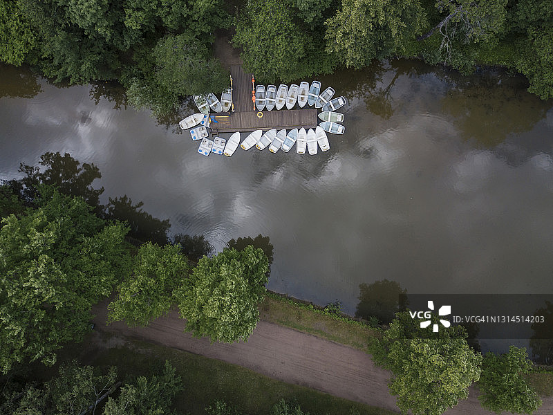 俄罗斯圣彼得堡巴甫洛夫斯克公园的船只图片素材