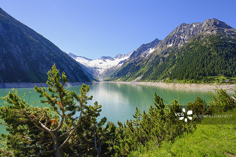 奥地利蒂罗尔州齐勒河谷的施莱盖斯水库，齐勒塔尔阿尔卑斯山图片素材