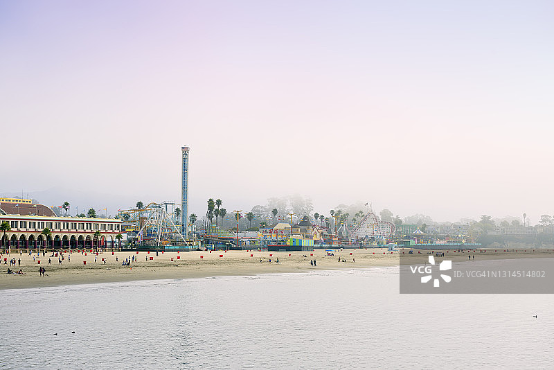 美国加利福尼亚州圣克鲁斯沙滩上的游乐园和市政码头图片素材
