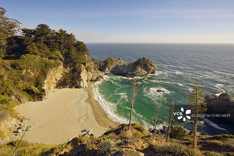 美国加利福尼亚州大苏尔：Julia Pfeiffer Burns州立公园McWay瀑布美景图片素材