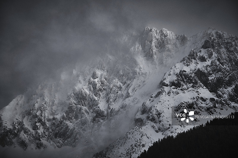 卡文德尔山脉的雪峰图片素材